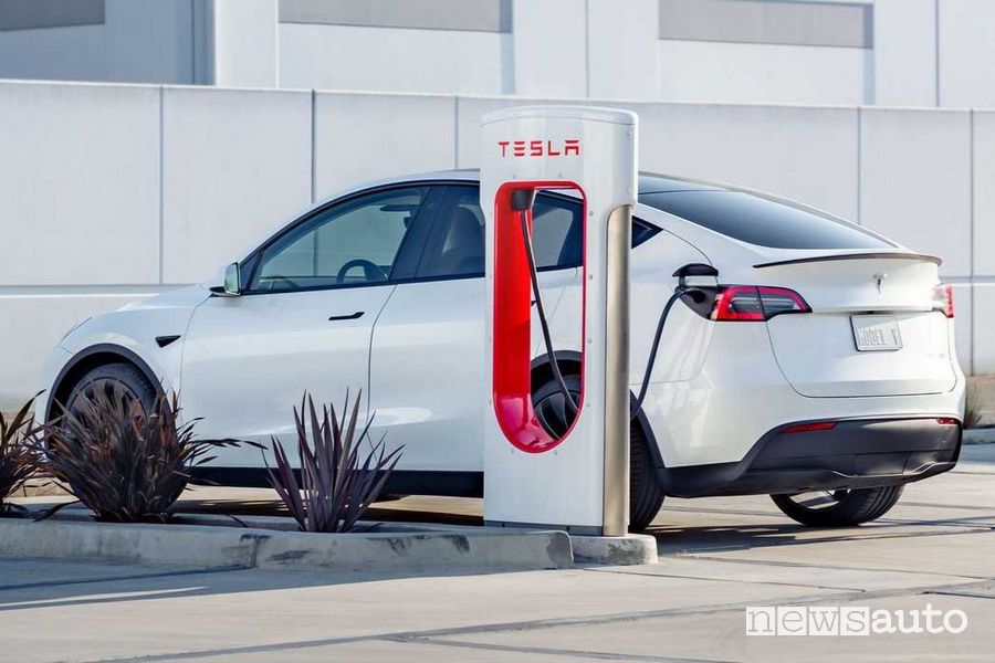Tesla Model Y ricarica Supercharger