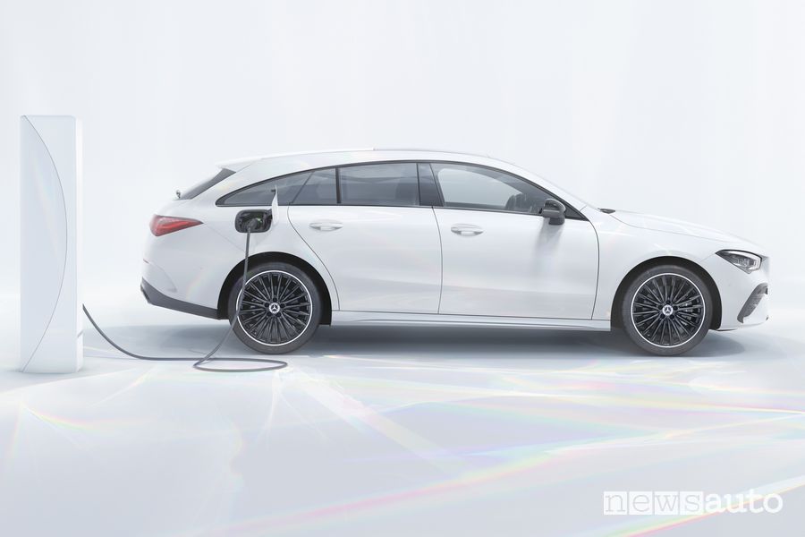 Nuova Mercedes CLA 250 e Shooting Brake Plug-In in ricarica