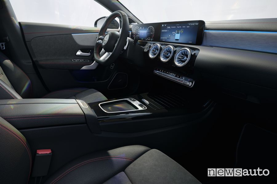 Mercedes CLA 250 e Coupé Plug-In abitacolo