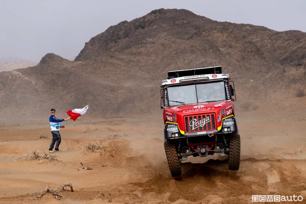 Il camion Praga del concorrente Ales Loprais che ha investito lo spettatore italiano dietro una duna