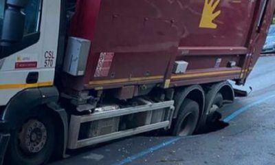 Buche e voragine a Roma, camion AMA semi inghiottito