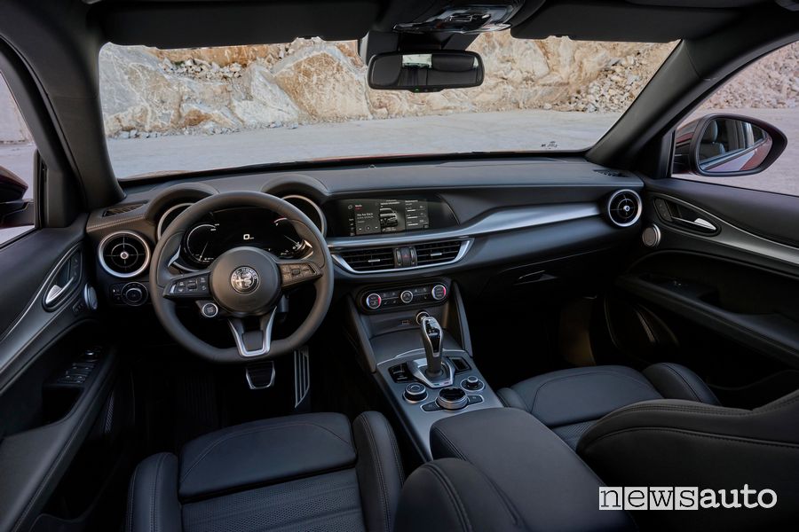 Nuova Alfa Romeo Stelvio 2023 plancia abitacolo