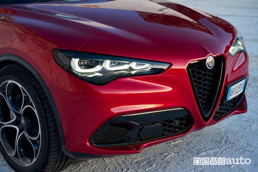 Alfa Romeo Stelvio 2023 faro anteriore a LED nuova firma luminosa