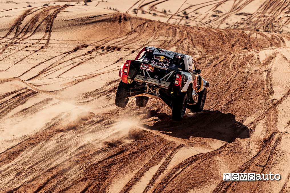 Toyota Hilux Dakar 2023 salto duna
