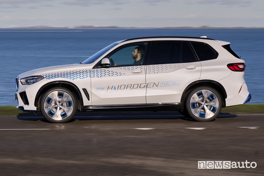 BMW iX5 Hydrogen laterale su strada