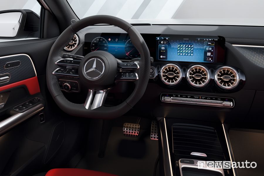 Mercedes-Benz GLA 250 e plancia abitacolo