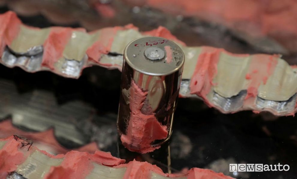Singola cella di una batteria Tesla danneggiata