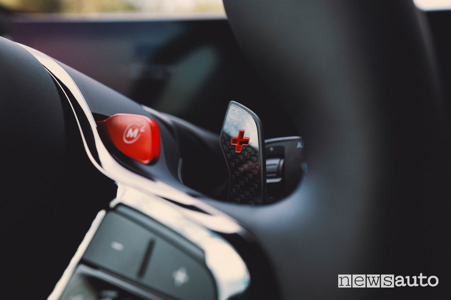 BMW XM Label Red leva cambio al volante