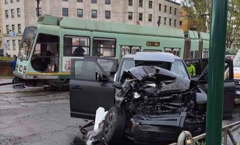 Incidente a Roma, il SUV di Immobile contro il tram