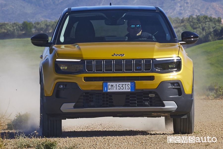Jeep Avenger 1st Edition frontale sullo sterrato