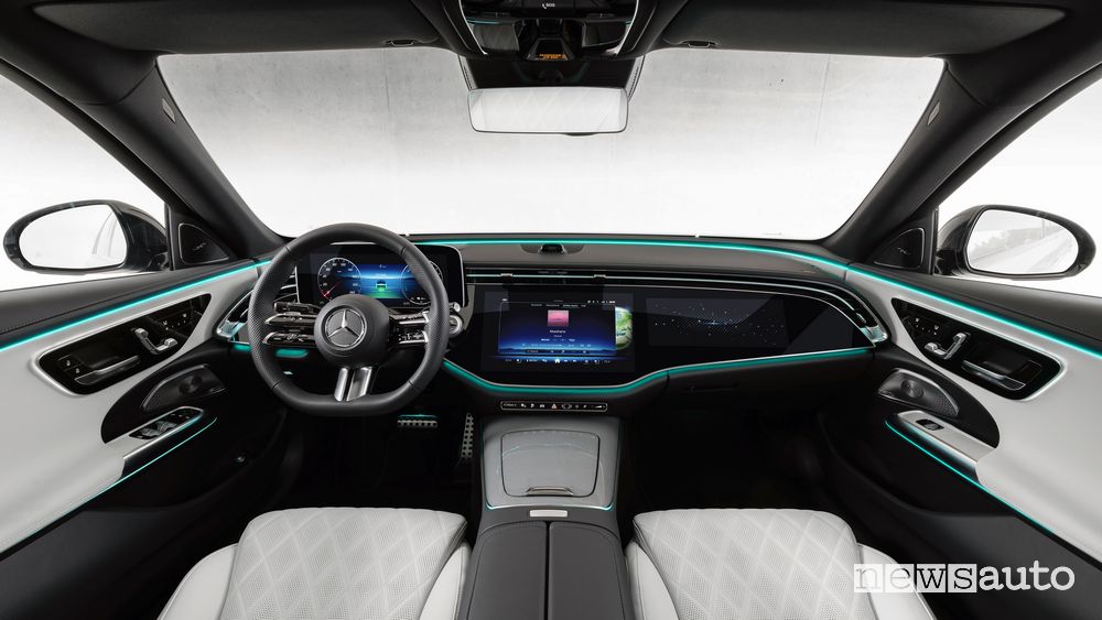Nuova Mercedes Classe E AMG Line plancia display superscreen MBUX