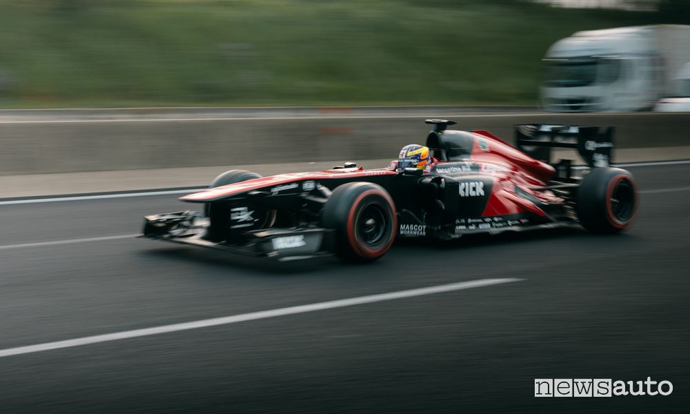Alfa Romeo F1 in autostrada tra Cassino e Pomigliano