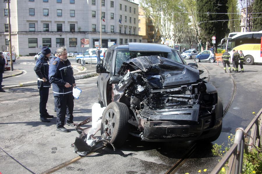 Incidente a Roma Immobile Land Rover Defender suv contro tram