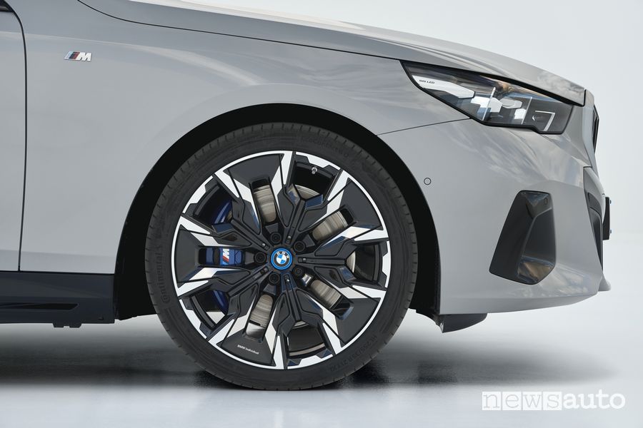 BMW i5 eDrive40 elettrica cerchi in lega da 21"