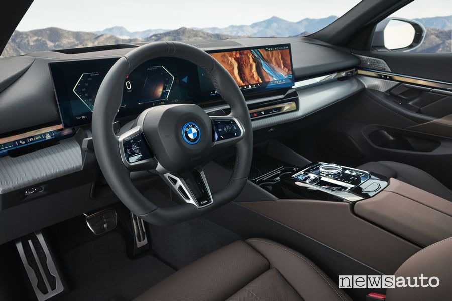 BMW i5 eDrive40 elettrica volante abitacolo
