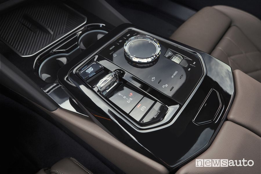 BMW i5 eDrive40 elettrica console centrale abitacolo