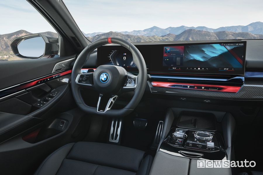 BMW i5 M60 xDrive elettrica volante abitacolo