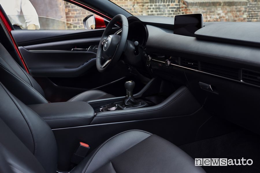 Mazda3 2024 sedili anteriori abitacolo