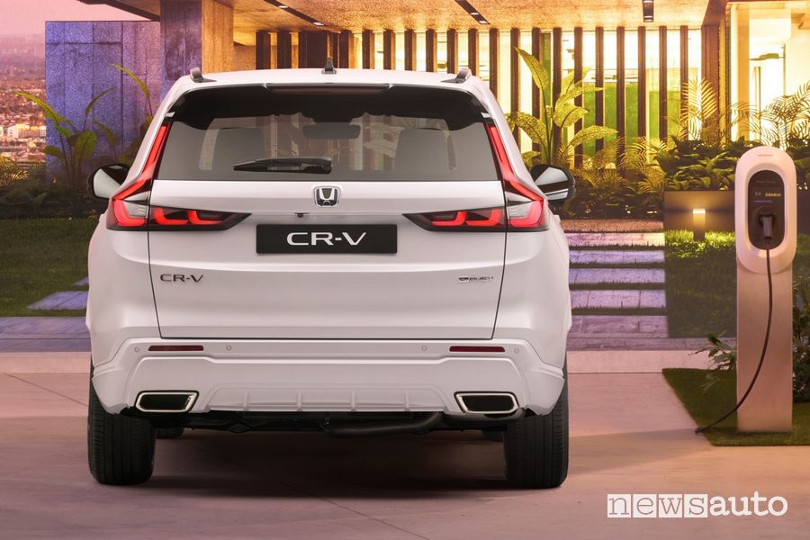 Nuova Honda CR-V 2023 e:PHEV in ricarica