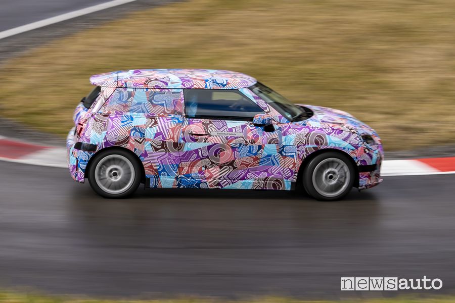 Nuova Mini Cooper S elettrica camouflage laterale in pista