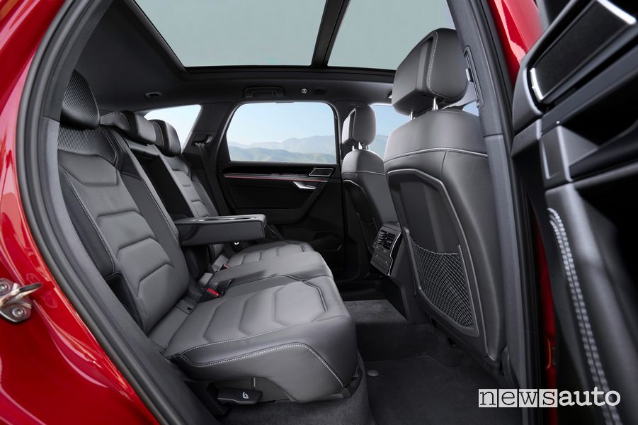 Volkswagen Touareg R-Line sedili posteriori abitacolo