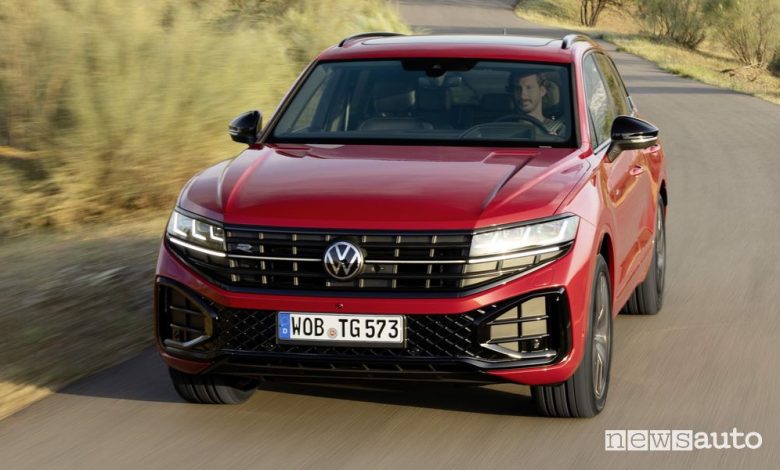 Volkswagen Touareg R-Line frontale su strada