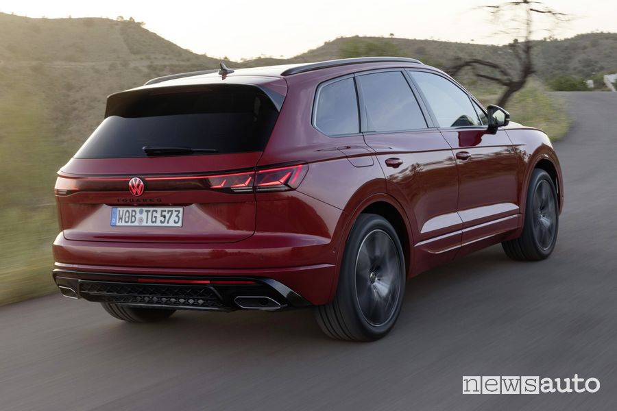 Volkswagen Touareg R-Line posteriore 3/4 su strada