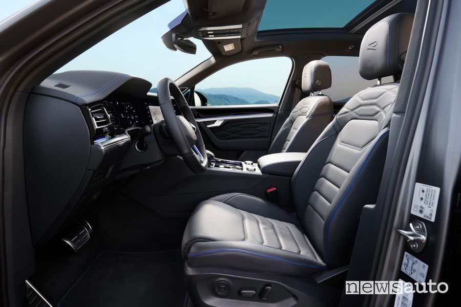Volkswagen Touareg R eHybrid sedili anteriori abitacolo