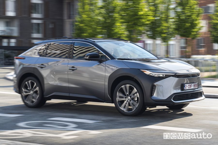 Toyota elettrica bZ4X su strada