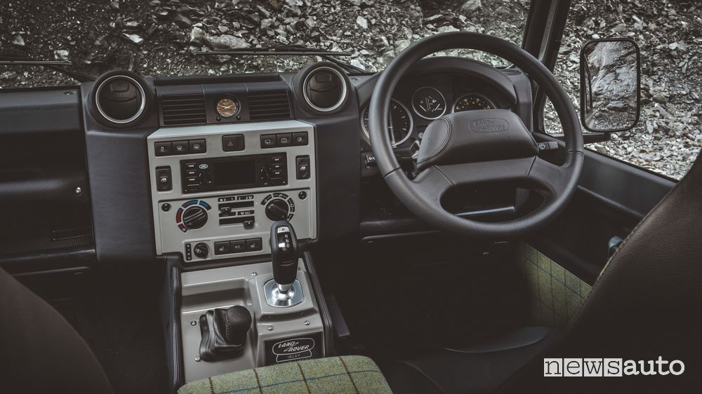 Land Rover Defender Works V8 Islay Edition plancia abitacolo