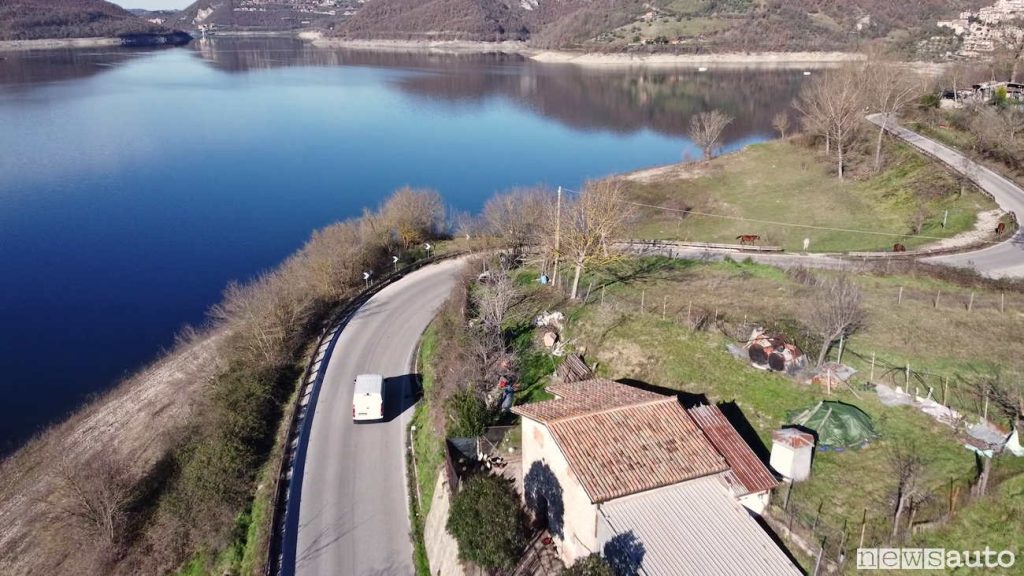 Lago del Turano, curve test su strada furgone elettrico Maxus eDeliver 9