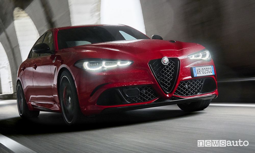 Alfa Romeo Giulia Quadrifoglio 2023 su strada