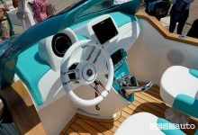 Il volante della Fiat 500 del mare