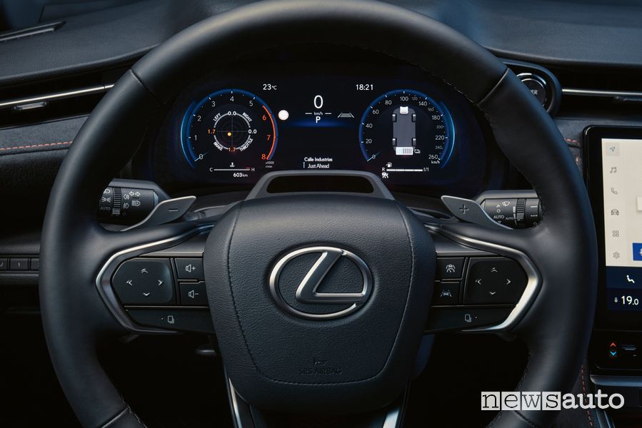 Nuova Lexus LBX Cool volante quadro strumenti