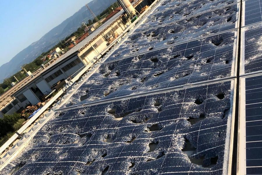Danni della grandine a pannelli fotovoltaici