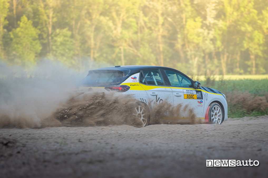 Opel Corsa-e Rally vista laterale