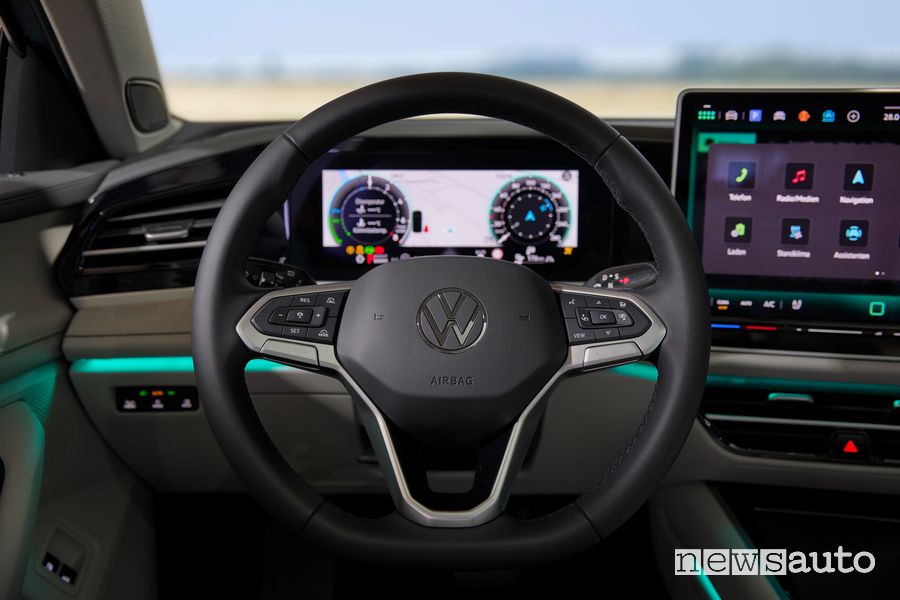 Nuova Volkswagen Passat Variant R Line eHybrid volante abitacolo