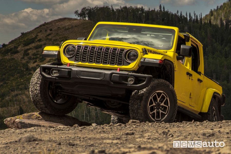 Jeep Gladiator Rubicon X anteriore 3/4 sulle rocce