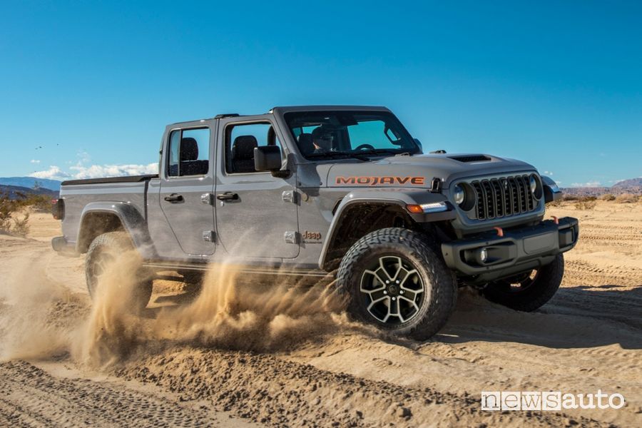 Jeep Gladiator Mojave X anteriore 3/4 sul deserto