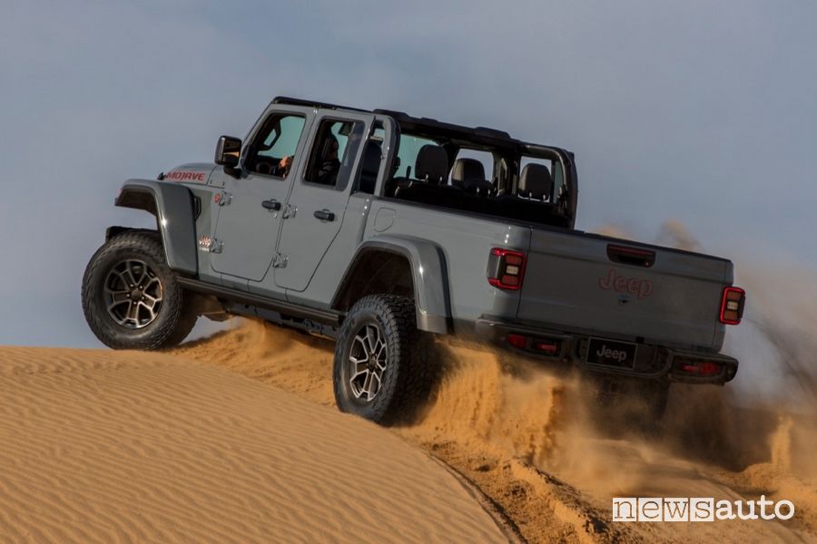 Jeep Gladiator Mojave X posteriore nel deserto