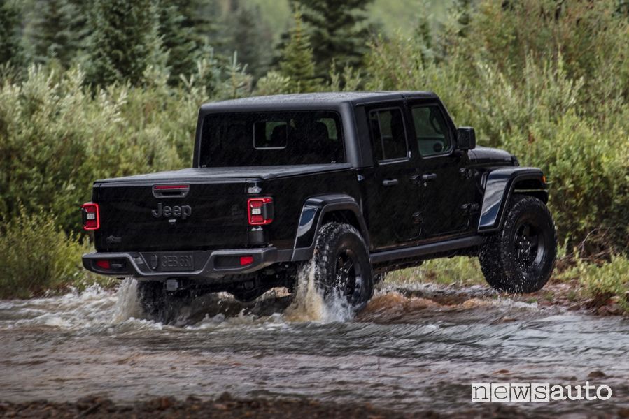 Jeep Gladiator Willys posteriore 3/4 guado