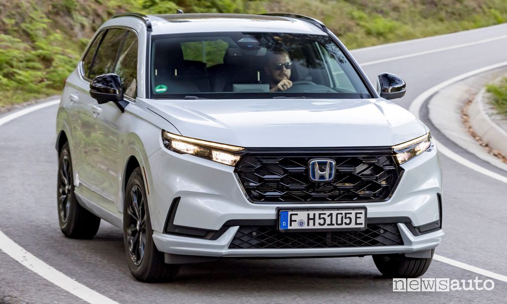 Honda CR-V e:PHEV Plug-in Hybrid su strada