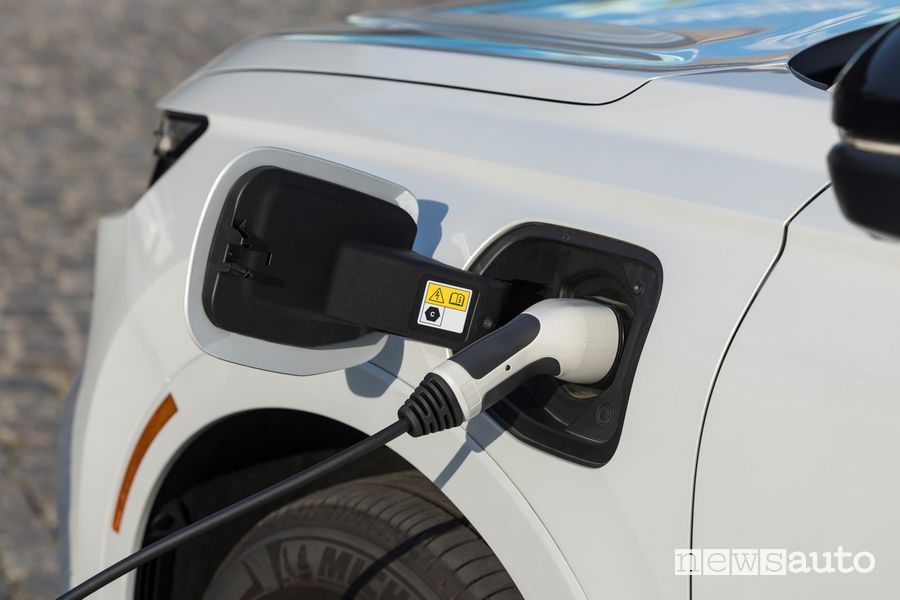 Honda CR-V e:PHEV Plug-in Hybrid in ricarica