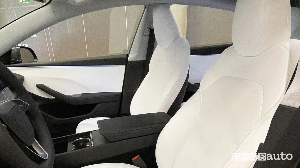 Nuova Tesla Model 3 Highland sedili anteriori abitacolo