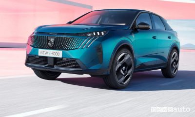 Nuova Peugeot e-3008 su strada