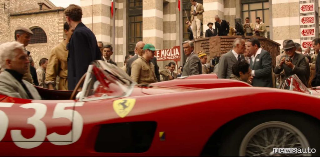 Scena del film Ferrari durante la Mille Miglia