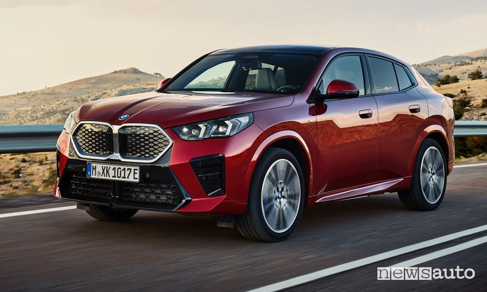 BMW iX2 xDrive30 elettrica anteriore 3/4 su strada