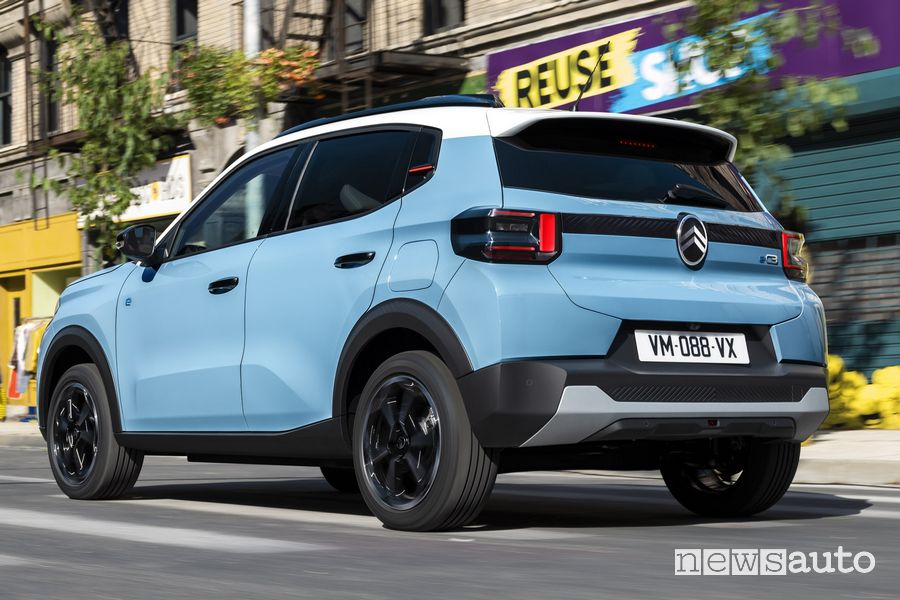 Citroen e-C3 elettrica posteriore 3/4 su strada