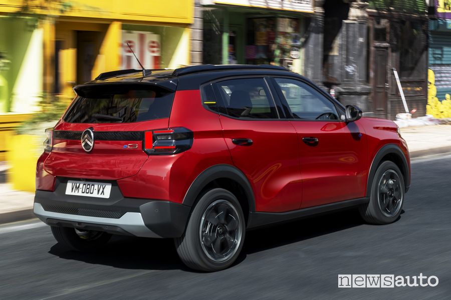 Citroen e-C3 elettrica posteriore 3/4 su strada