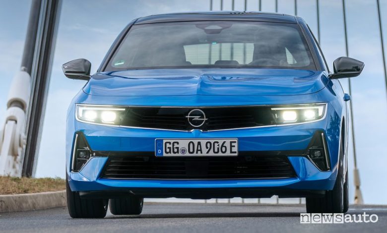 Opel Astra Sports Tourer fari IntelliLux LED
